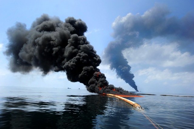 Выжигание нефти с поверхности воды